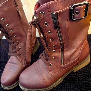 Size 6 boots with pocket
